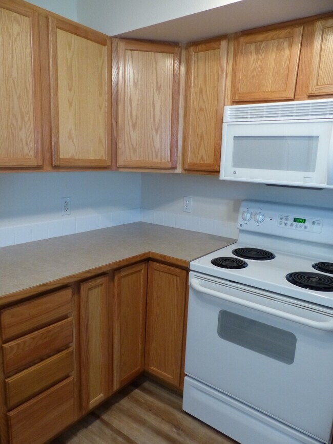Building Photo - 1214 Forsythia Ave