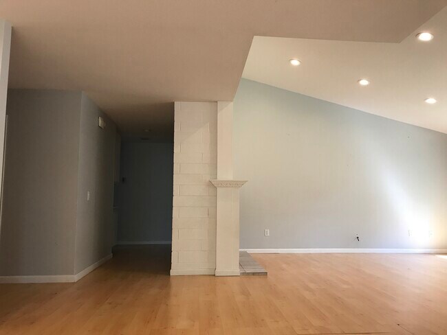 hallway - 25559 Mandarin Ct