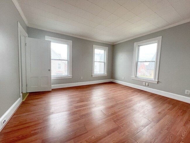 Building Photo - 159 Cartier St