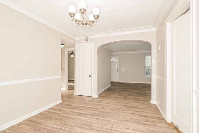 Building Photo - Fantastic 2bd/1ba home! Coming soon!