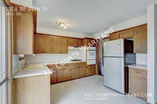 Building Photo - 1308 NE 25th St