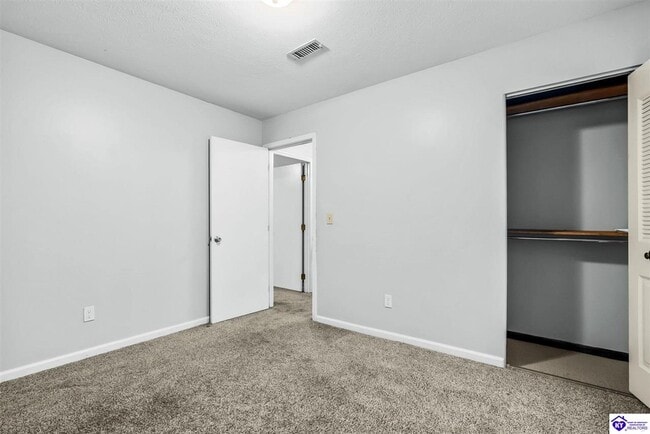 Building Photo - 215 Darrell Dr