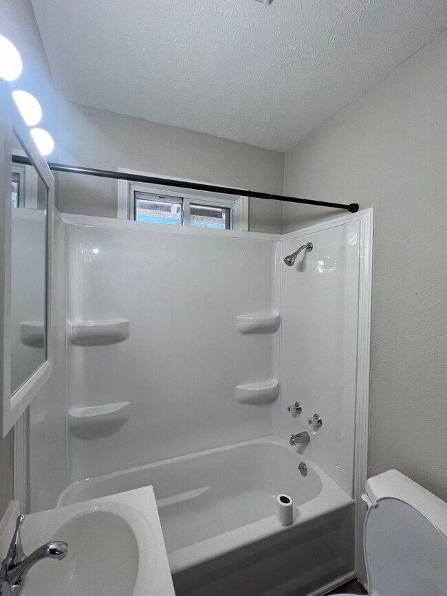 Building Photo - 3 Bedroom/ 1 Bathroom $1050