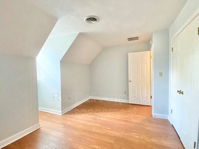 Building Photo - 565 Sterling Rd