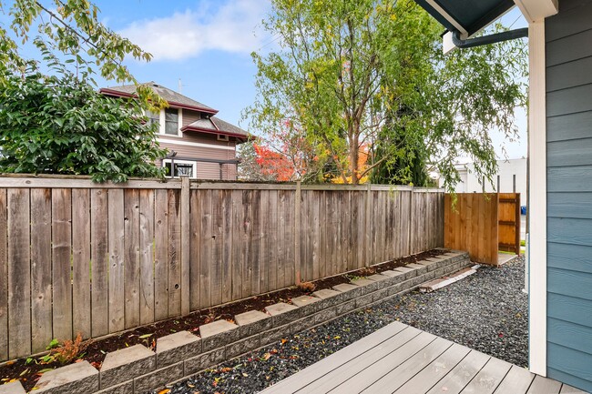 Building Photo - Halleck Townhomes Triplex