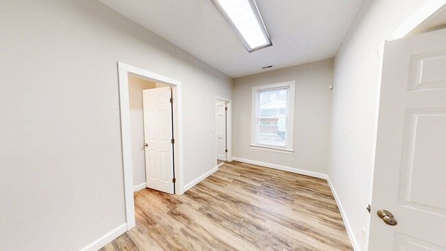 Building Photo - 2 BEDROOMS, 2 FULL BATHROOMS + 1 FREE Off-Street parking spot SPACIOUS single family house availa...