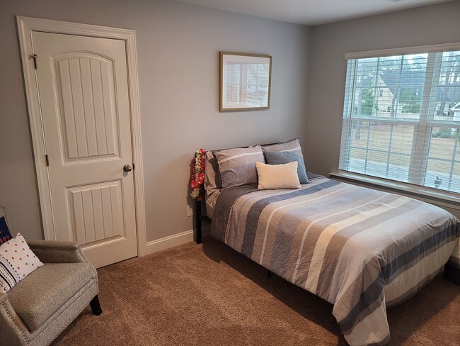 Building Photo - 4 Bed, 2.5 Bath located in Mimosa Bay Comm...