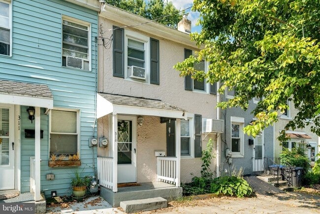 Building Photo - Spacious 3-Bedroom Home with Deck and Bonu...