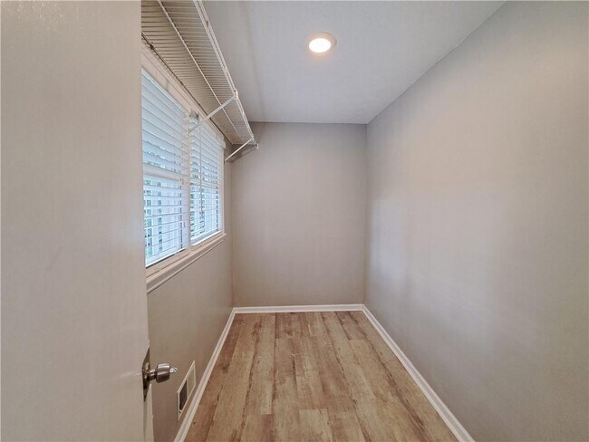 Building Photo - 844 Chandler Dr SW