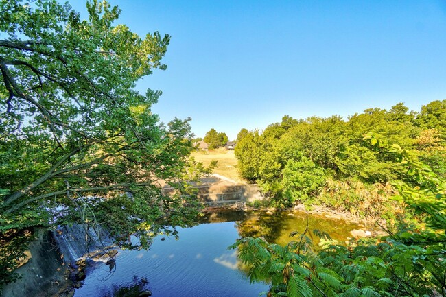 Building Photo - Stunning Mid-Century Modern Home with Saun...