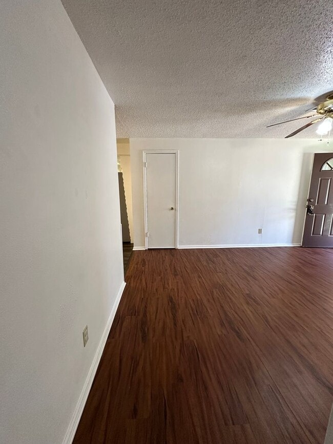 Building Photo - 4 Bed, 2 Bath house w/1 car garage