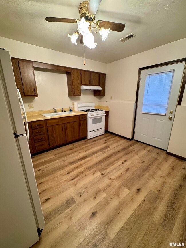 Building Photo - 104 E 9th Ave