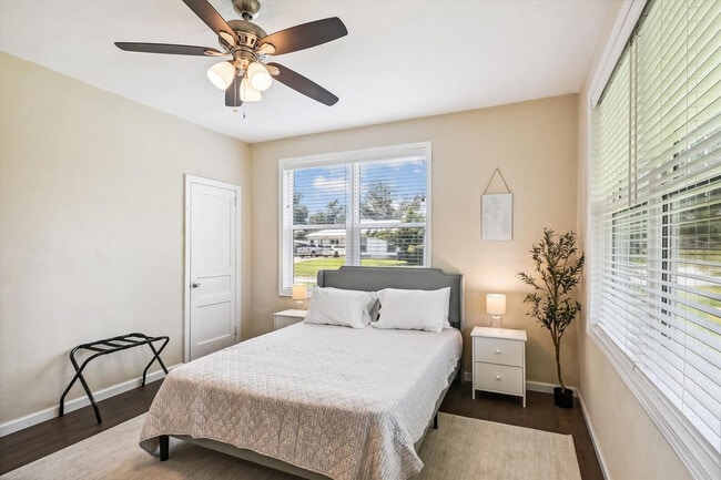 Building Photo - 300 Mercedes Ave