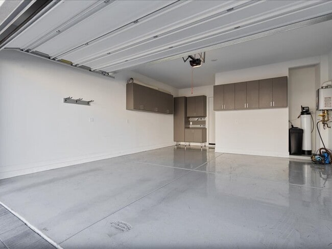 Building Photo - 5053 E Anderson Dr