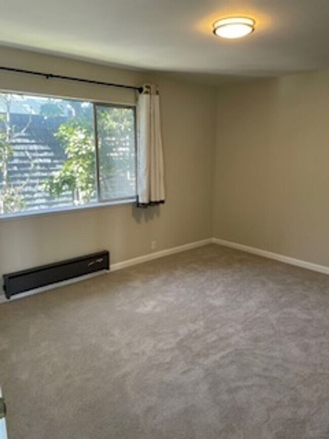 Building Photo - Beautiful Condo with views from Mt. Olympus!