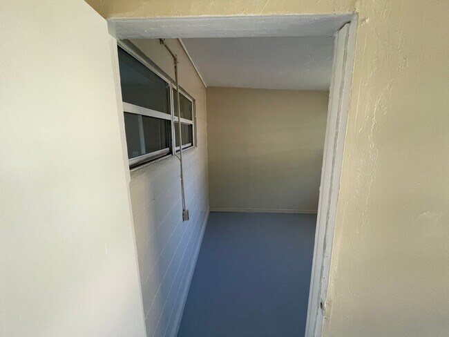 Building Photo - 2/1 Single Family Home