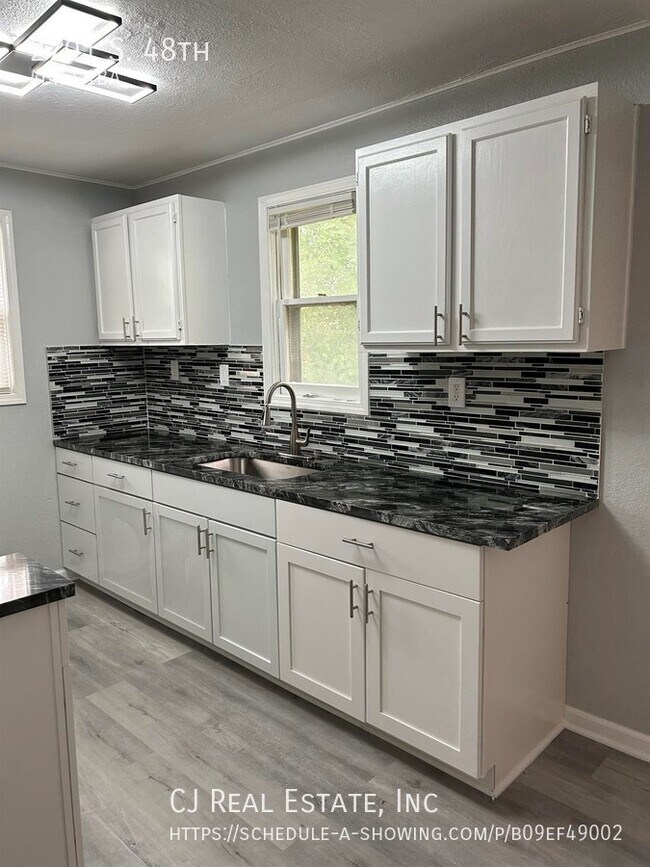 Building Photo - 2701 S 48 St