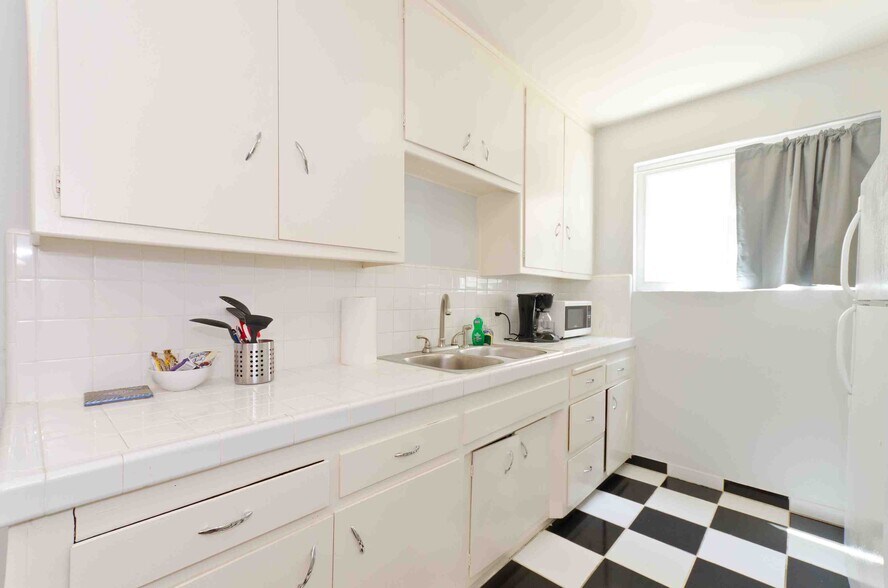 Building Photo - Furnished 2 and 3 Bedroom Apartments Short...