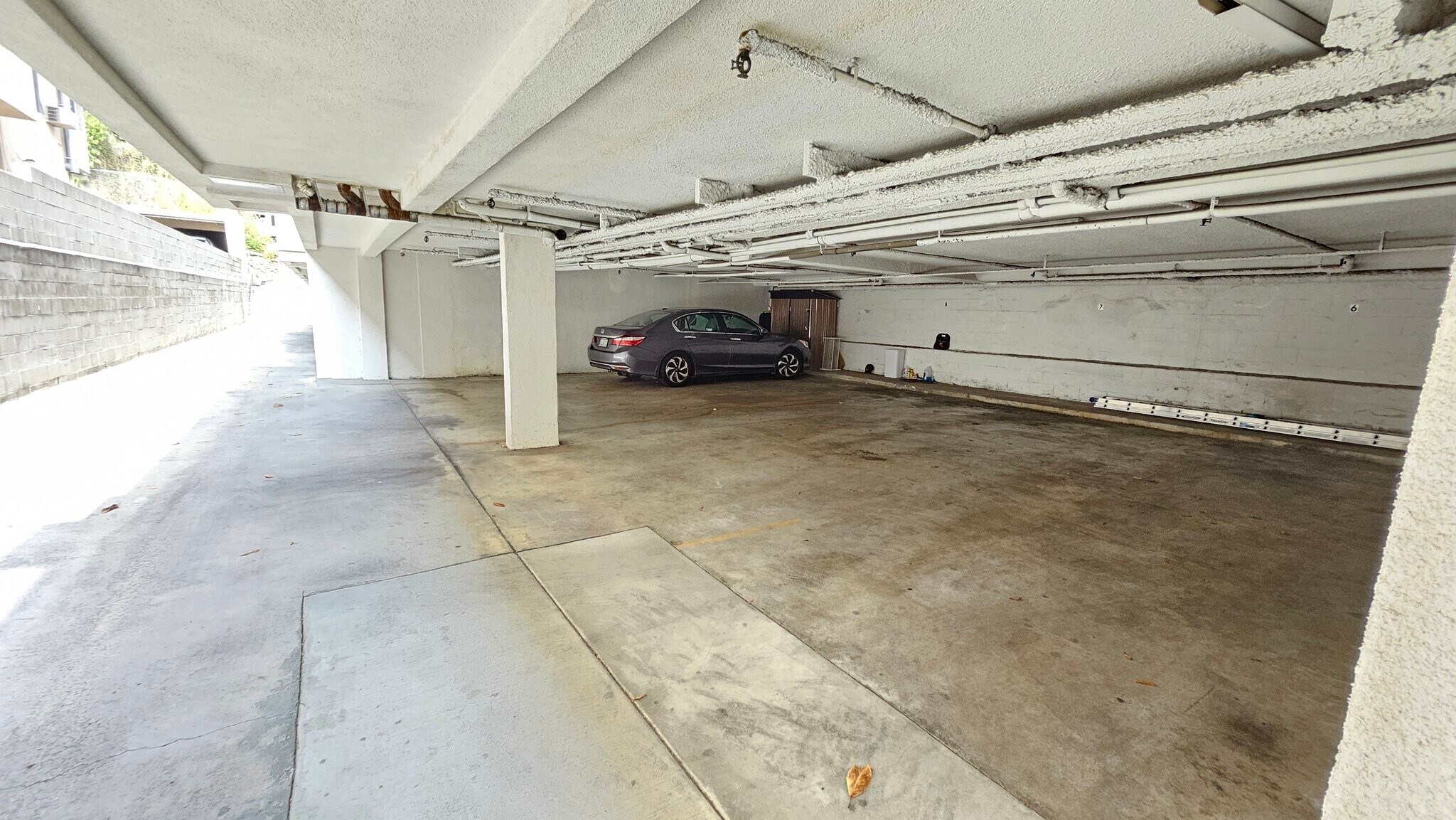 Building Photo - 2130 Beachwood Dr