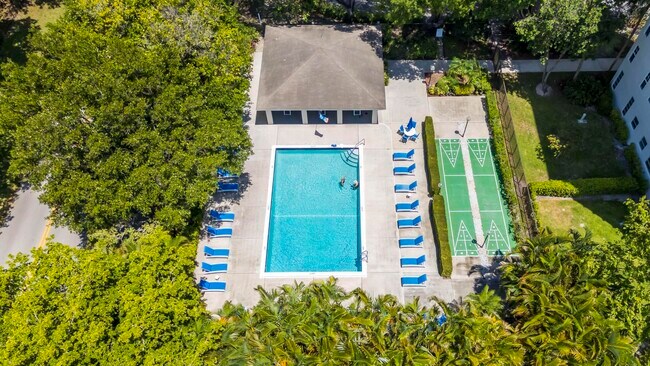 Building Photo - 2800 N Palm Aire Dr
