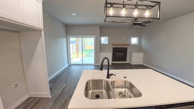 Building Photo - 507 W Fort Worth St