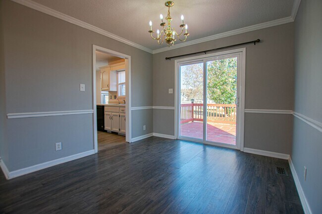 Building Photo - Pet Friendly Three Bedroom!