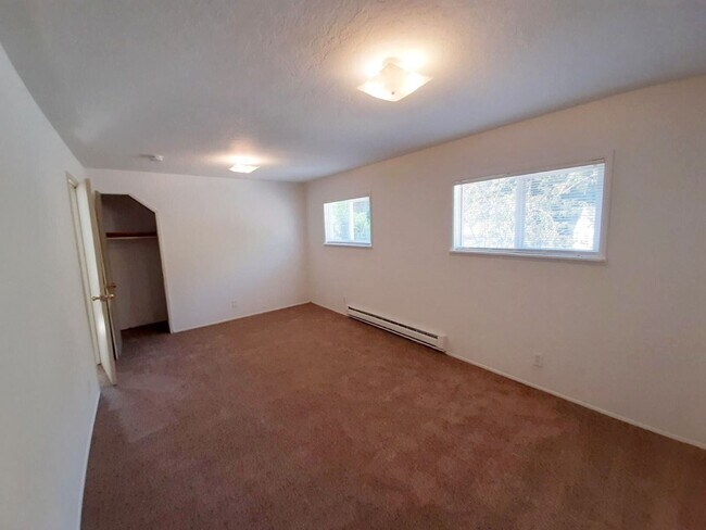 Building Photo - Spacious 5 bedroom/1.5 bath home in Spring...