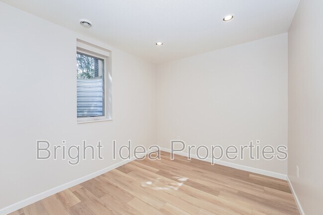 Building Photo - 373 Elan Ct