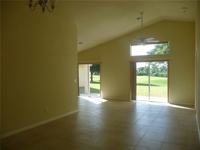 Building Photo - 515 Calamondin Way SW