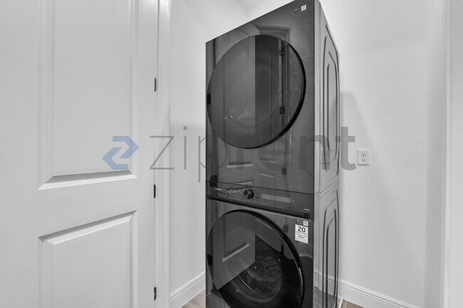 Building Photo - Unit