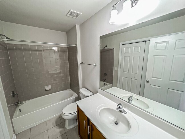 Building Photo - Beautiful and Spacious 3 Bed 2/2 Bath Bric...