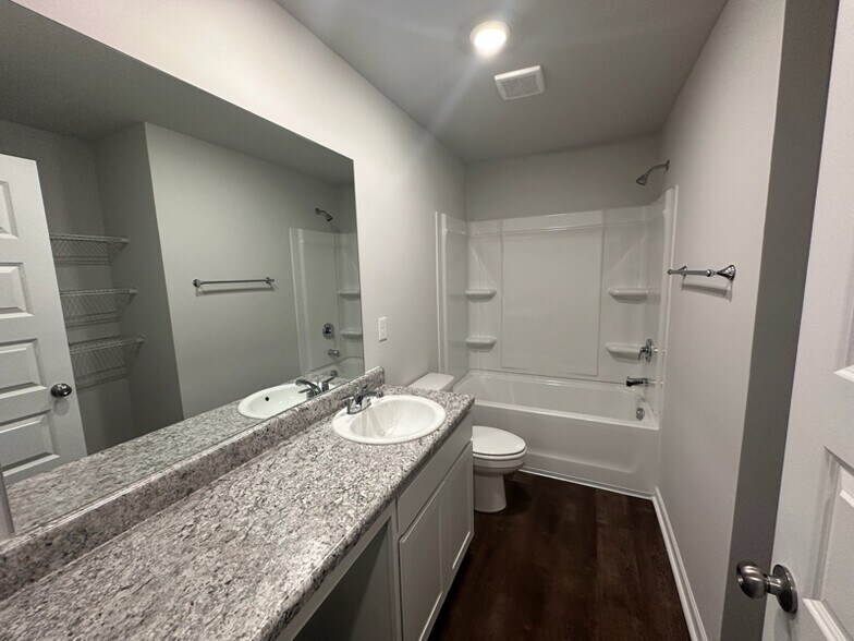 Building Photo - 43 River Rock St