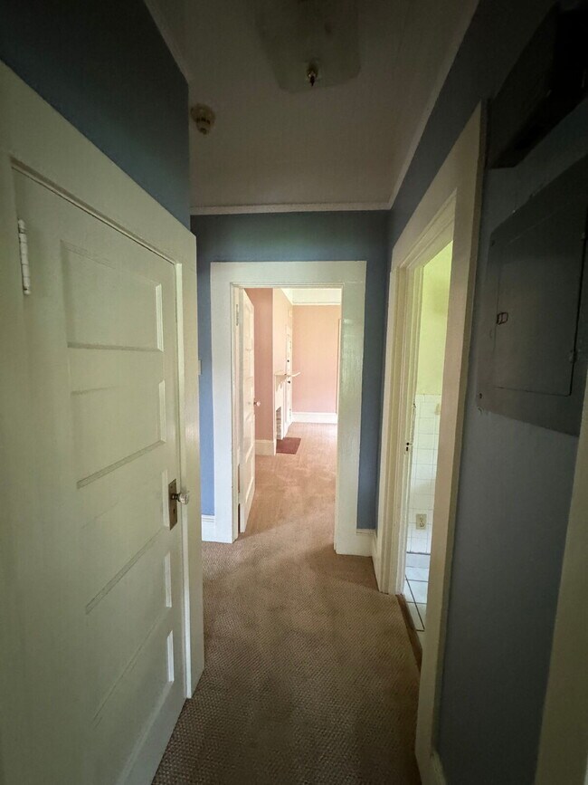Building Photo - Gorgeous 2 Bedroom 1 Bathroom Single Family Home Located in the Heart of Midtown! Includes Hardwo...