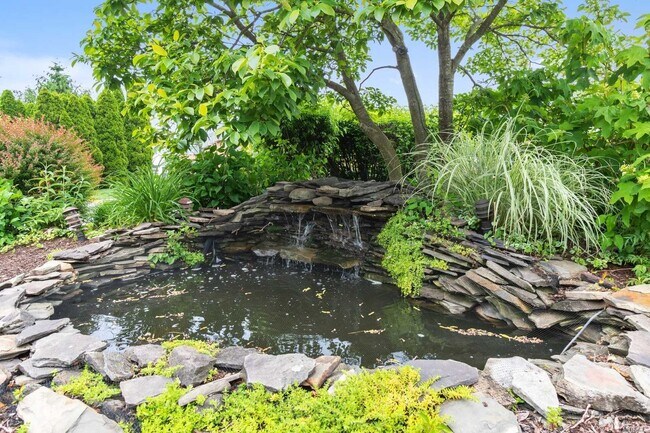 Building Photo - 565 Albany Ave