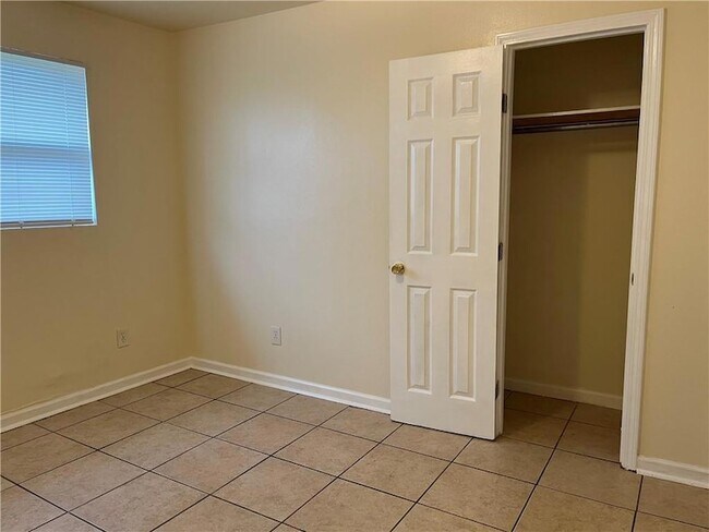 Building Photo - 4734 Shalimar Dr