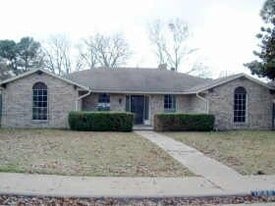 Building Photo - 1048 Cloverdale Ln