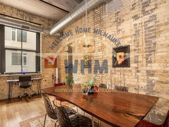 Building Photo - 239 E Chicago St