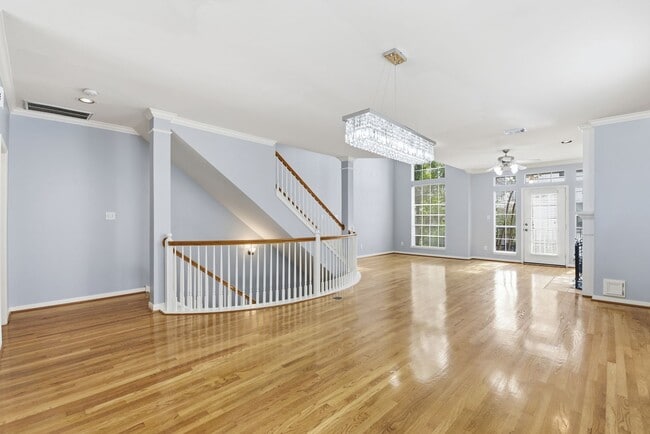 Building Photo - Charming Corner Townhouse in the Heart of Midtown