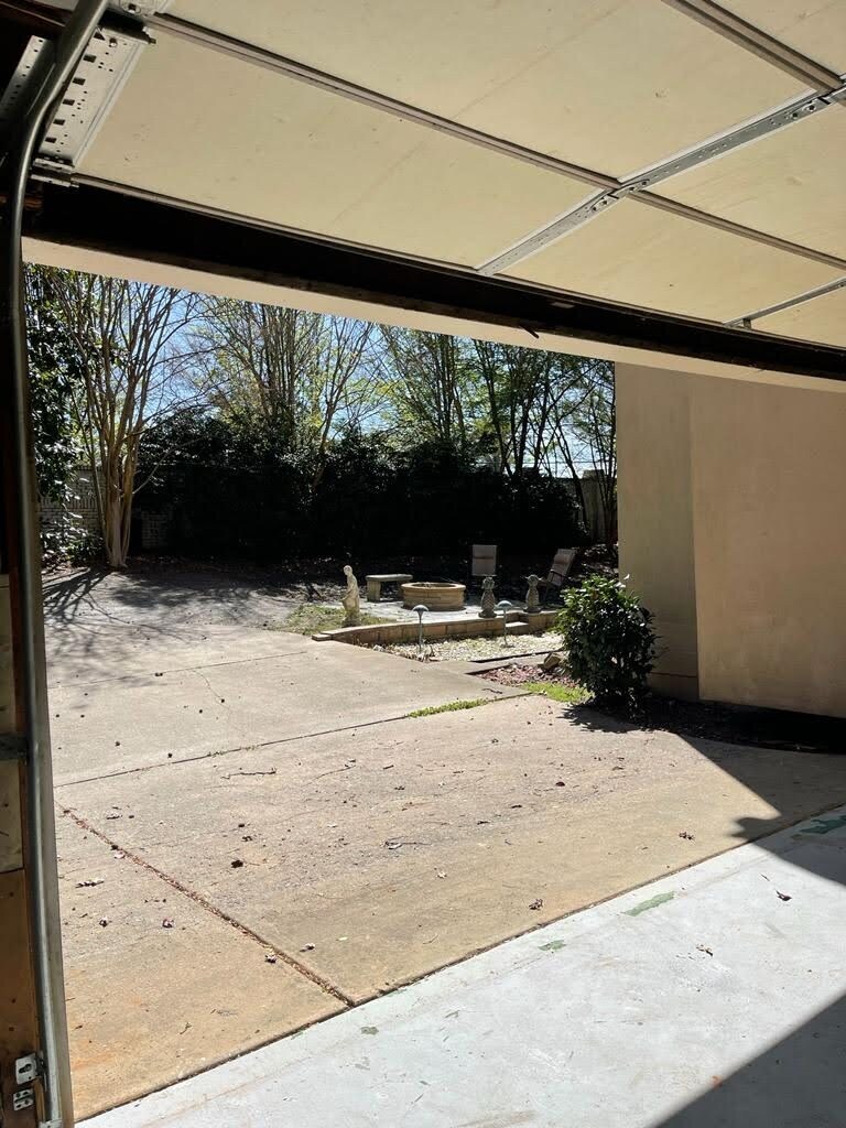 Building Photo - 915 Woodlawn Dr NE