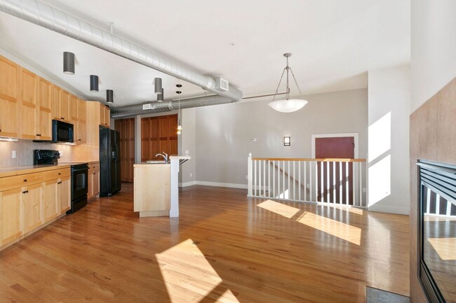 Building Photo - Old Town Condo, 1224 sq ft in Incredible L...