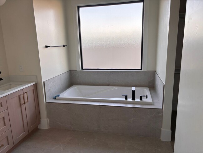 Building Photo - Beautiful 5 bedroom 4 bath in Desert Canyons