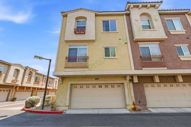 Building Photo - Modern Townhome Living in the Heart of Downtown Gilbert | Resort-Style Community | 2-Car Garage