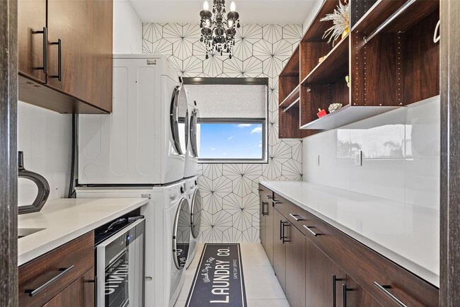 Building Photo - 585 Dolphin Ave SE