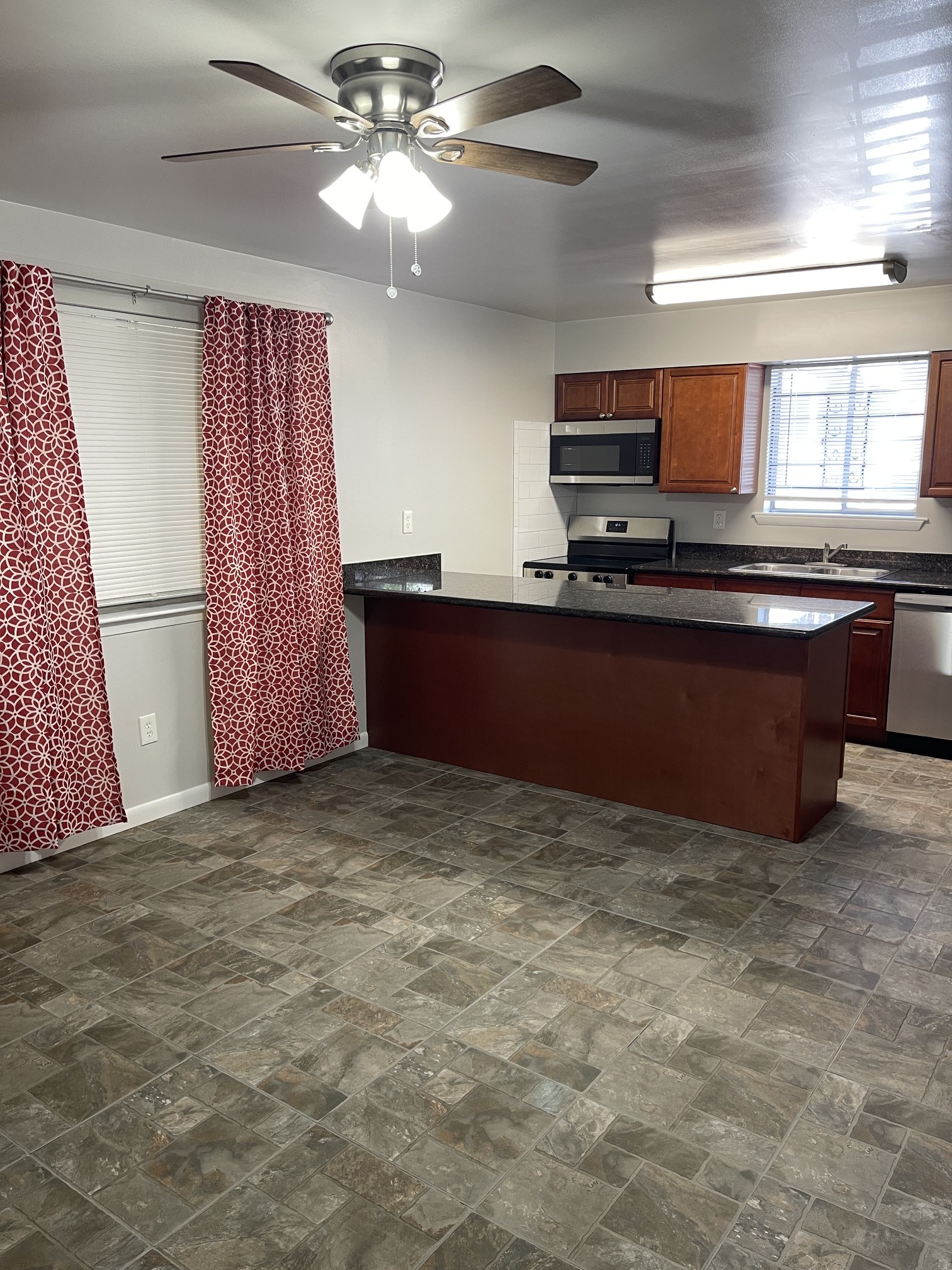 Kitchen/Den combo - 2525 Annunciation St