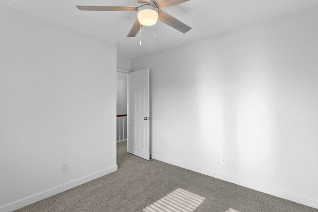 Building Photo - Beautiful 4 Bedroom/ 2 Story Home