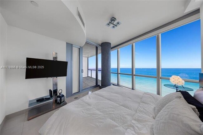 Building Photo - 17121 Collins Ave