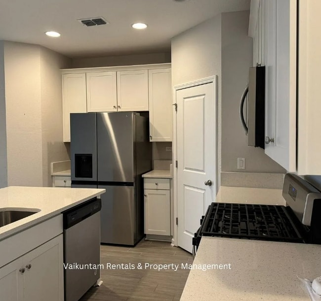 Building Photo - 370 Richmond Dr