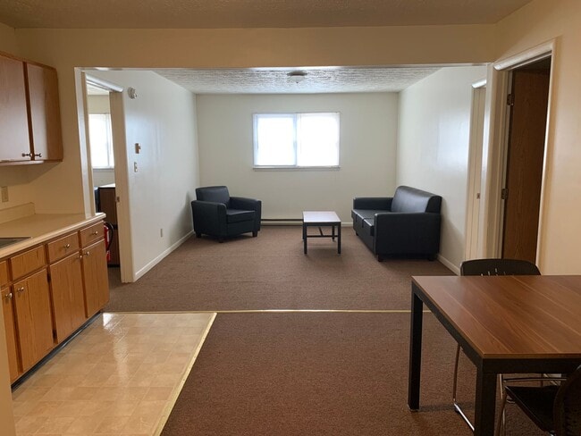 Building Photo - Spacious 2 bedroom 1 bath
