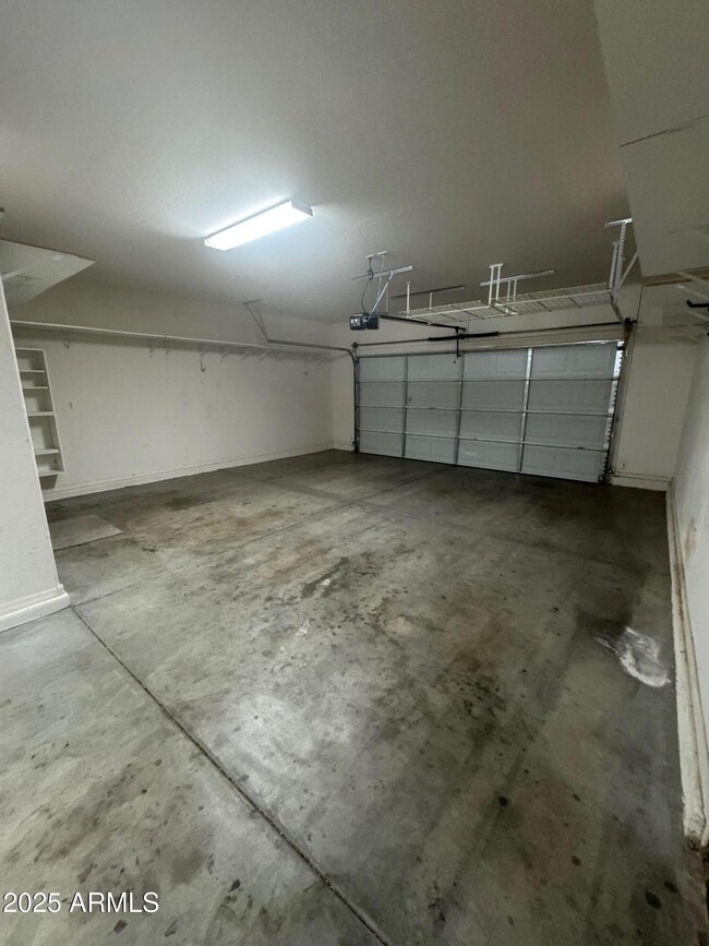 Building Photo - 1359 E Parkview Dr