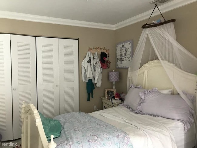 Building Photo - 3 br, 2 bath Townhome - 9087 SW 22nd St Apt A